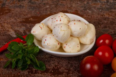 Fesleğen yapraklı ve domatesli Mozzarella peyniri topları.