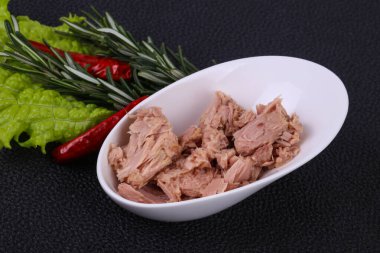 Kasede lezzetli ton balığı konservesi salata yaprakları servis edildi.