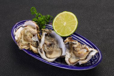 Limonlu ve maydanozlu taze istiridye.