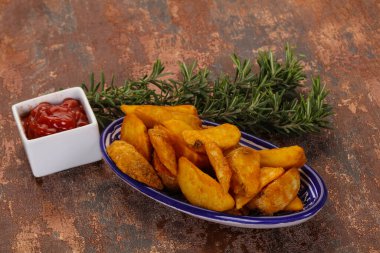 Biberiye ve soslu kızarmış patates dilimleri.