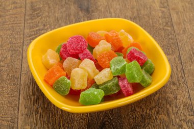 Tatlı meyve yığını kasede