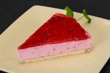 Yumuşak ahududu cheesecake plaka nane servis