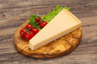 İtalyan geleneksel parmesan peyniri üçgeni salata servis etti