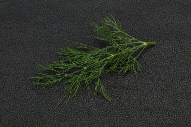 Taze yeşil dereotları pişirmeye hazır.