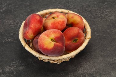 Tatlı, lezzetli, birkaç şeftali