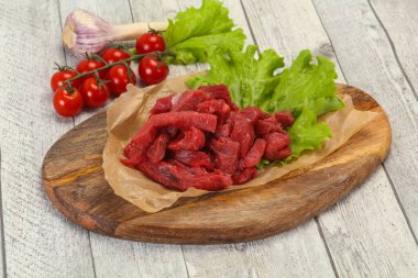 Çiğ et dilimlenmiş, pişirmeye hazır.