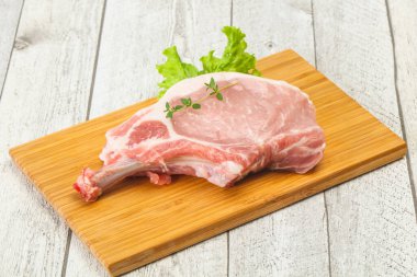 Ahşap arka planda çiğ biftek.