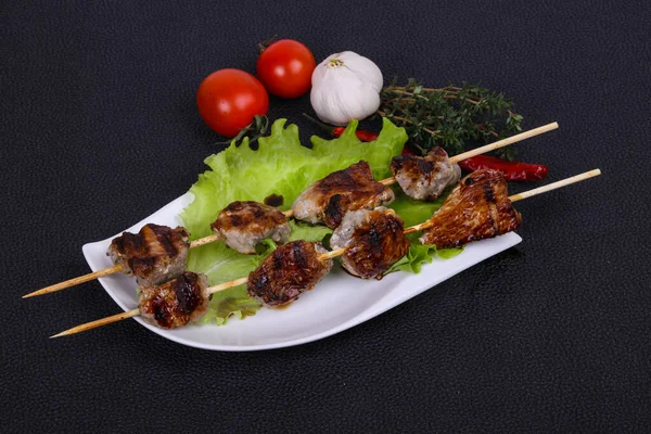 Brochettes Kebab Porc Dans Assiette Avec Feuilles Salade Tomates Servi — Photo