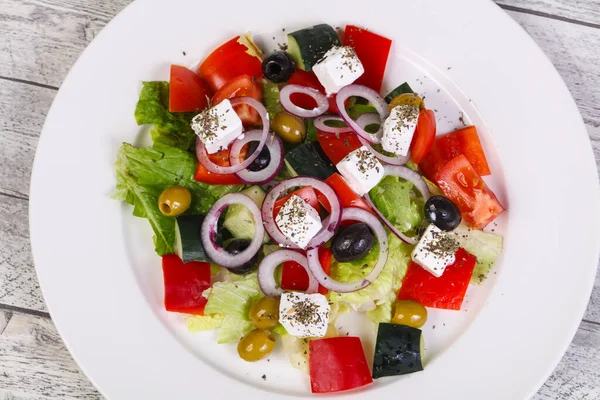Tradiční Řecký Salát Sýrem Feta Zeleninou Bylinkami — Stock fotografie