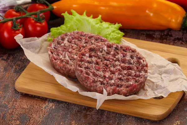 Rohe Burger Schnitzel Bereit Für Den Grill — Stockfoto