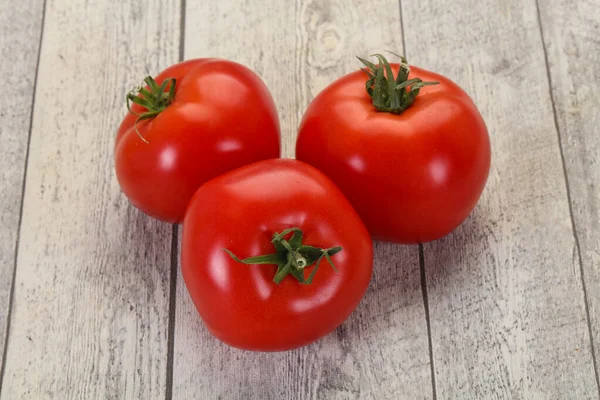 熟したジューシーな赤い大きなトマト — ストック写真