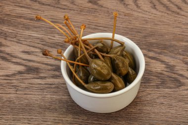 Lezzetli kapari meyveleri kasede 