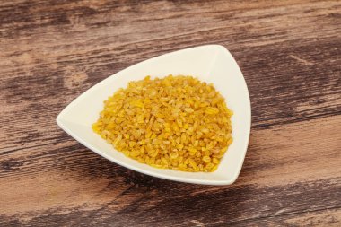 Vejetaryen mutfağı. Kasede pişirmek için kuru bulgur.