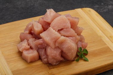 Pişirmek için çiğ tavuk göğsü.