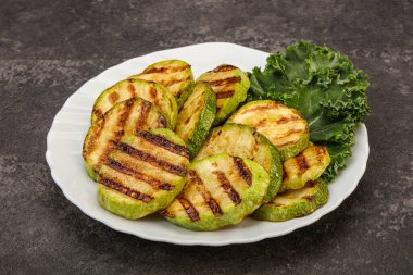 Vejetaryen mutfağı ızgara taze kabak dilimleri.