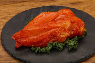 Baharatlı ve otlu füme tavuk göğsü.