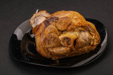 Baharatlı ve otlu domuz budu.