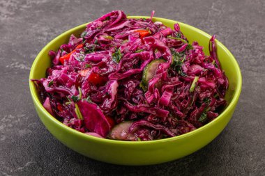 Bitki ve baharatlı kırmızı lahana turşusu