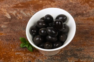 Kasede siyah zeytin yığını