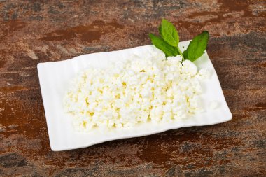 Doğal süzme peynir nane yaprağı sunar.