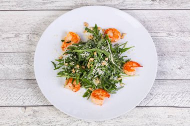 Karidesli roket salatası, parmesan peyniri ve sedir fıstığı.