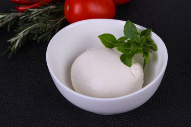 İtalyan Mozzarella peynir topu fesleğen ve domates servis etti.