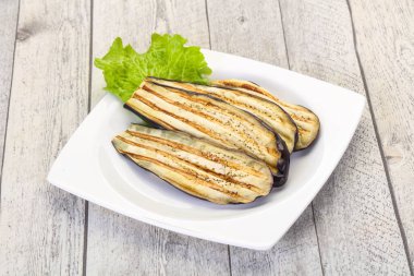 Kavanozda kızarmış patlıcan.