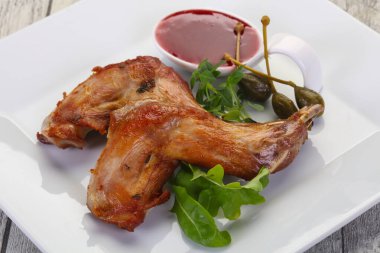 Dut soslu kızarmış tavşan bacağı.