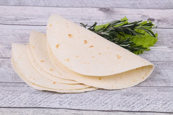 Leere Hausgemachte Tortilla Serviert Salatblätter — Stockfoto