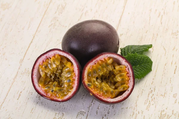 Tropical Fresh Ripe Passion Fruit — Stock Photo, Image