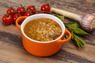 Kafkas Kharço çorbası, sığır eti ve pilav.