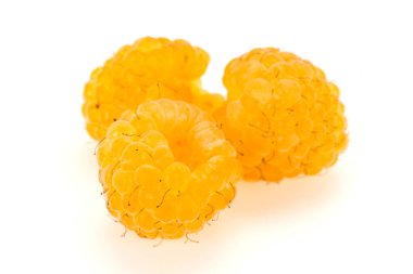 Tatlı, olgun, yapraklı sarı ahududu.