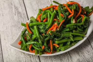 Kore havucu ve bitkilerle turşulu eğreltiotu salatası.