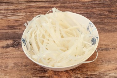 Haşlanmış pirinç eriştesi pişirmeye hazır.