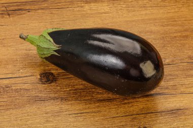 Siyah olgun taze bir patlıcan.