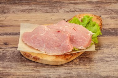 Çiğ domuz eti pişirmeye hazır.