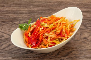 Havuç ve biberli vejetaryen lahana salatası 