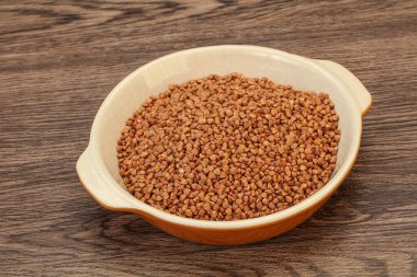 Kâsede çiğ buğday gevreği  