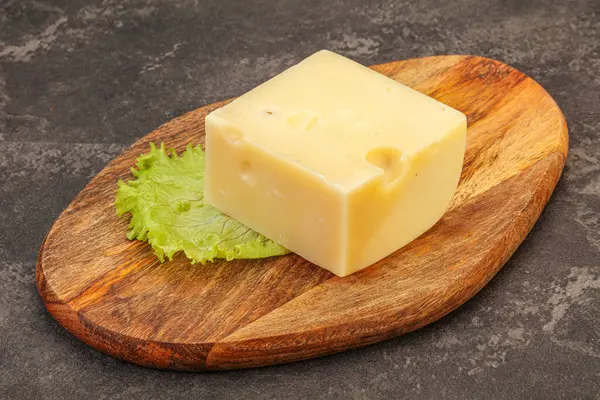 Queijo Emmental Sobre Tábua Madeira Servida Salada — Fotografia de Stock