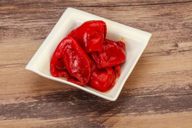 Yağda ızgara kırmızı biber.