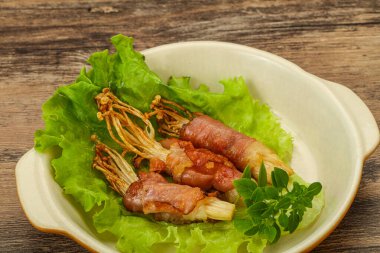 Kızarmış enoki mantarı ve domuz pastırması fesleğen yaprağı.