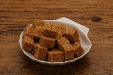 Kahverengi baston şeker yavruları kasede