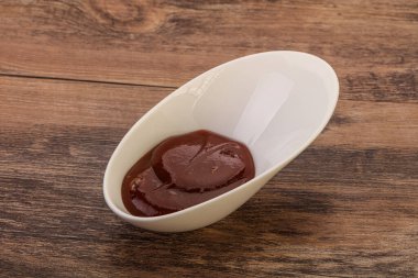 Geleneksel domates barbekü sosu kasede