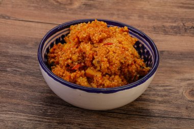 Domates ve tavuklu geleneksel Afrika kuzenleri