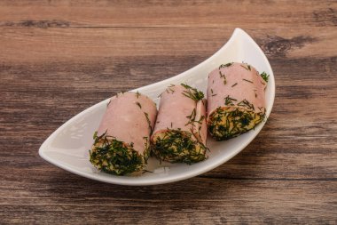 Peynirli ve sarımsaklı jambonlu sandviç.