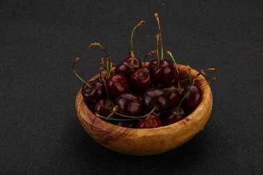 Sepette olgun kuş kirazı