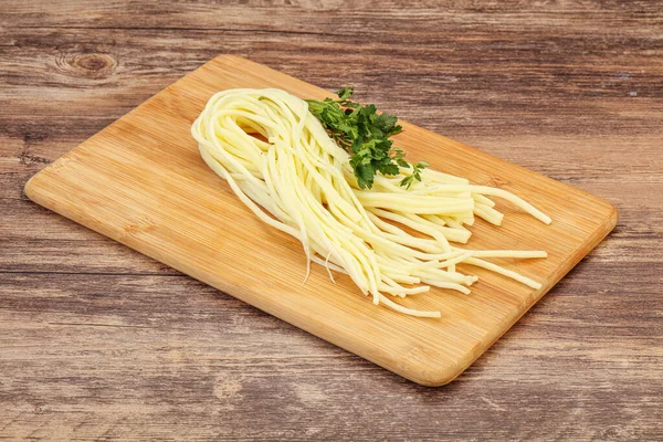 Chechil Spaghetti Brânză Gustare Peste Bord — Fotografie, imagine de stoc