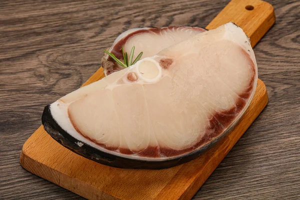 Çiğ Köpekbalığı Bifteği Pişirmek Için Biberiye Servis Edilir — Stok fotoğraf