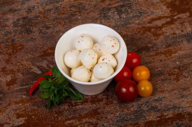 Fesleğen yapraklı ve domatesli Mozzarella peyniri topları.