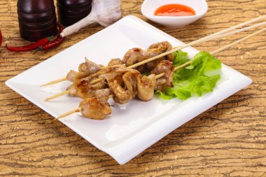 Acı soslu tavuk derisi şiş.